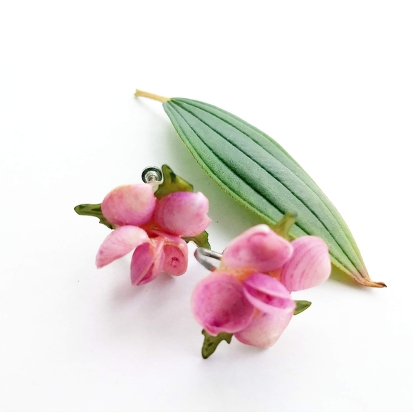 VINTAGE SHELL 1950 Delicate Natural Pink Rose Floral Screw-On Flower Earrings - Picture 5 of 6